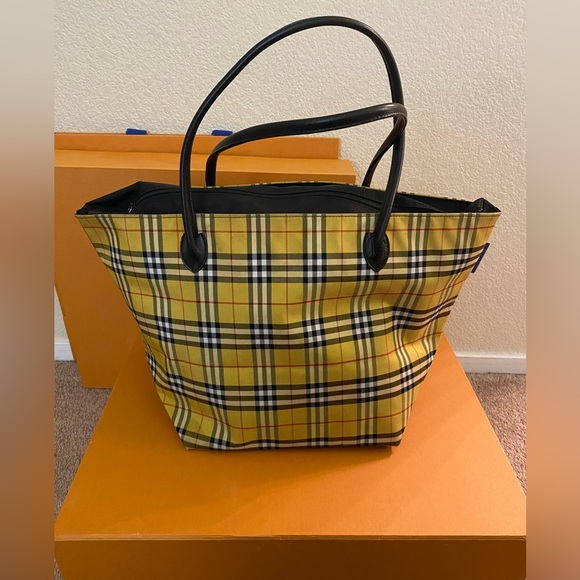 🚨VERY RARE!!!!!🚨BURBERRY’S BLUE LABEL OVERSIZED YELLOW AND BLACK NYLON TOTE🌻 - Picture 1 of 9